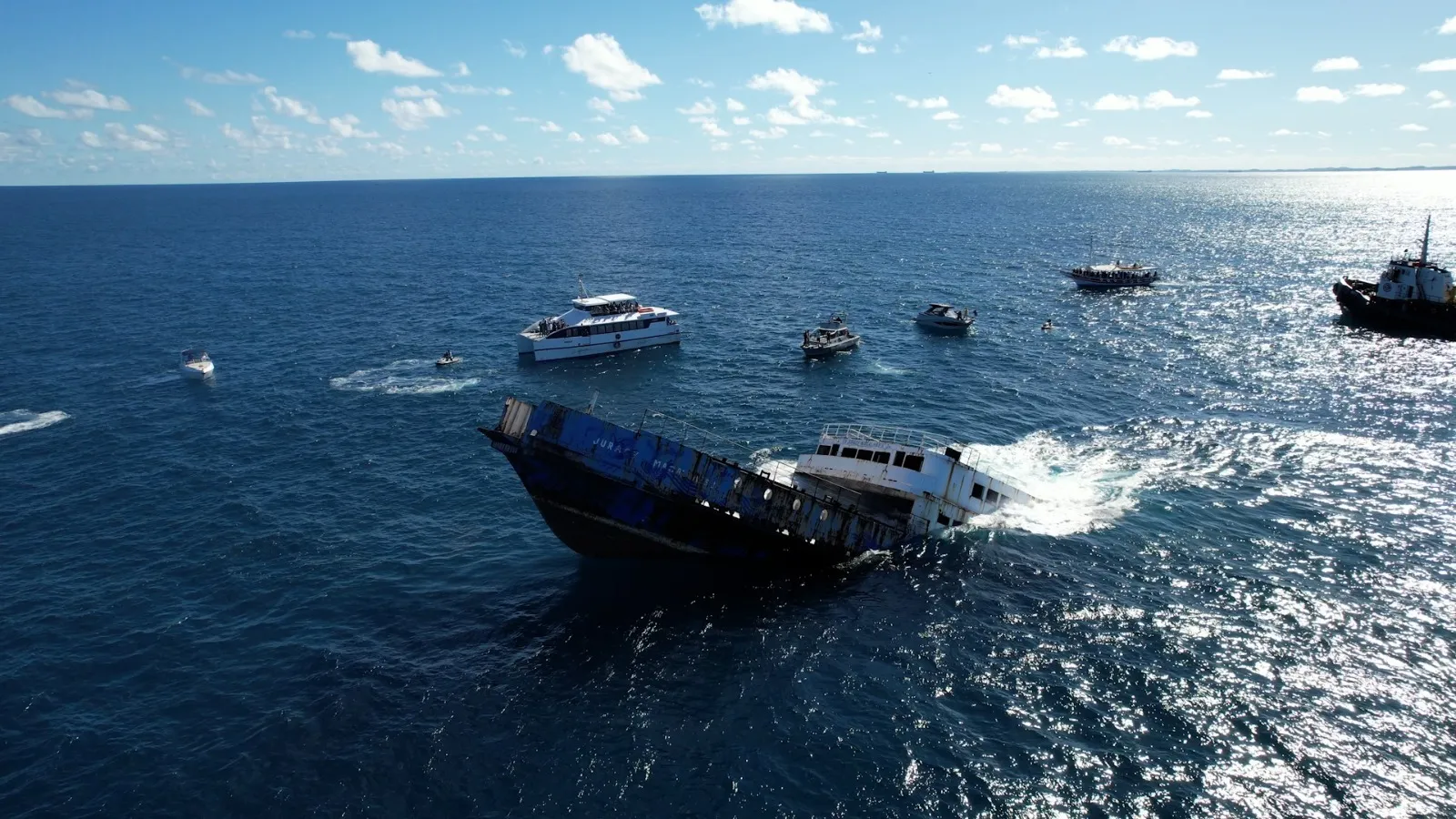 Ferry é afundado para  abrigar espécies marinhas no Rio Vermelho