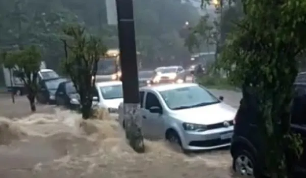 Chuva forte causa impactos à população e deixa Rio de Janeiro em estágio de atenção