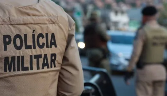 Quatro adolescentes e um homem são presos com carro roubado em Itapuã