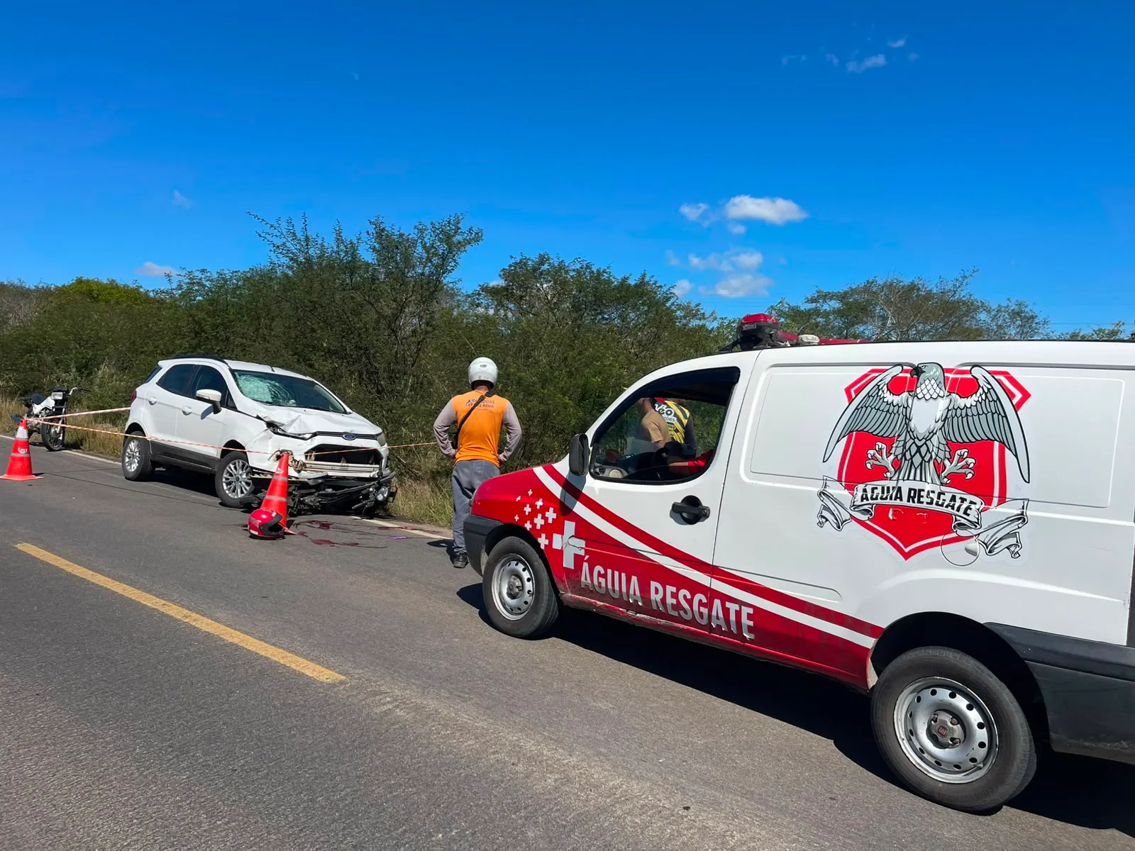 Acidente na BA-409 entre moto e carro deixa vítima gravemente ferida