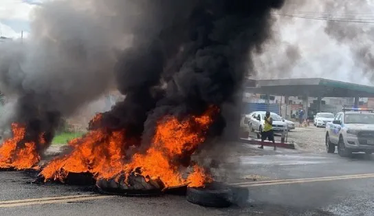 Contra o aumento no preço de combustíveis, manifestantes interditam Estrada do Derba; bombeiros combatem fogo na pista