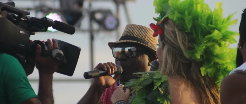 BELO MOMENTO: Em passagem pela Barra, Ninha e Amanda fazem linda homenagem a Celisa, da TV Aratu