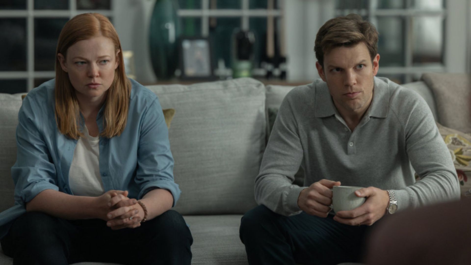 A interpretação limitada de Jake Lacy ajuda ainda mais a expor essa figura masculina opressora e frágil, que entra em pânico a qualquer sinal de fracasso