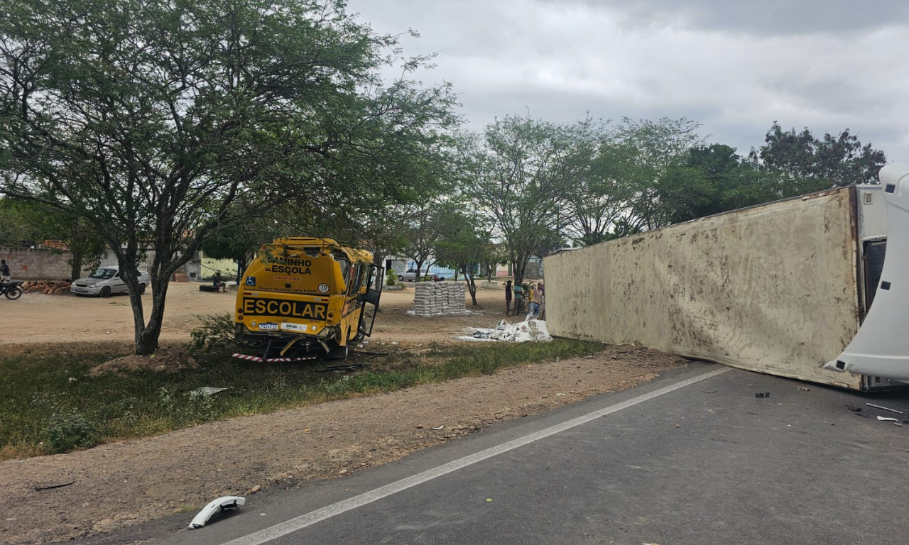 Acidente com &ocirc;nibus escolar na BR-116 deixa feridos. Foto: Divulga&ccedil;&atilde;o | PRF
