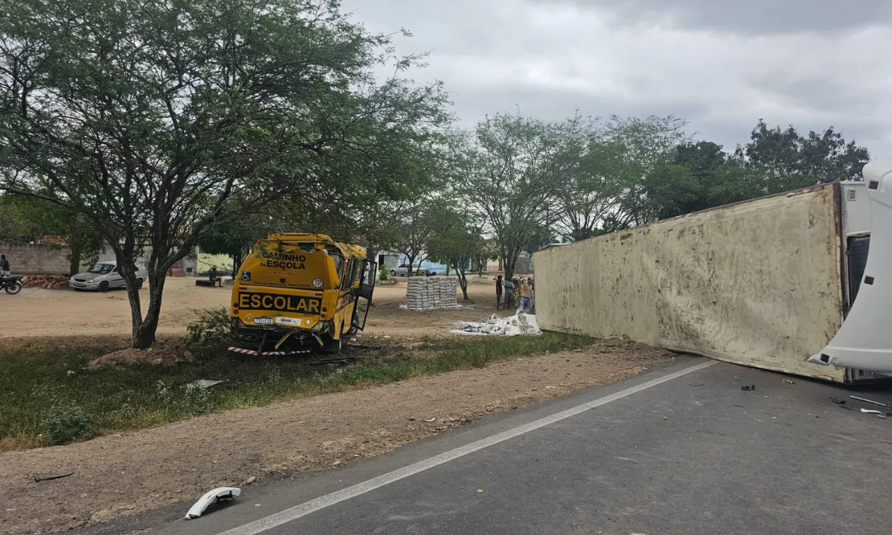 Acidente envolvendo ônibus escolar 