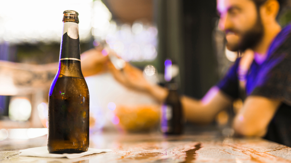 Jovem é preso após agredir idosa para roubar cervejas de estabelecimento.Foto: Imagem Ilustrativa | Freepik