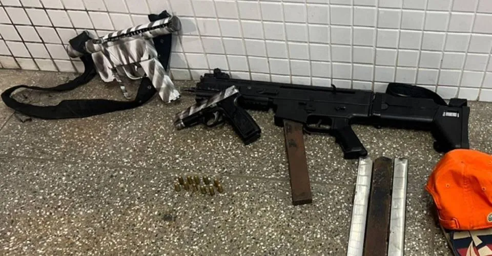 Duas submetralhadoras são apreendidas com criminosos no bairro da Boca do Rio