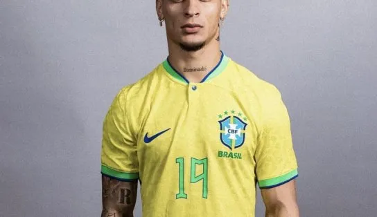 Dez dias depois de jogo, jogador brasileiro Antony viraliza por "detalhe" sob a roupa; veja vídeo