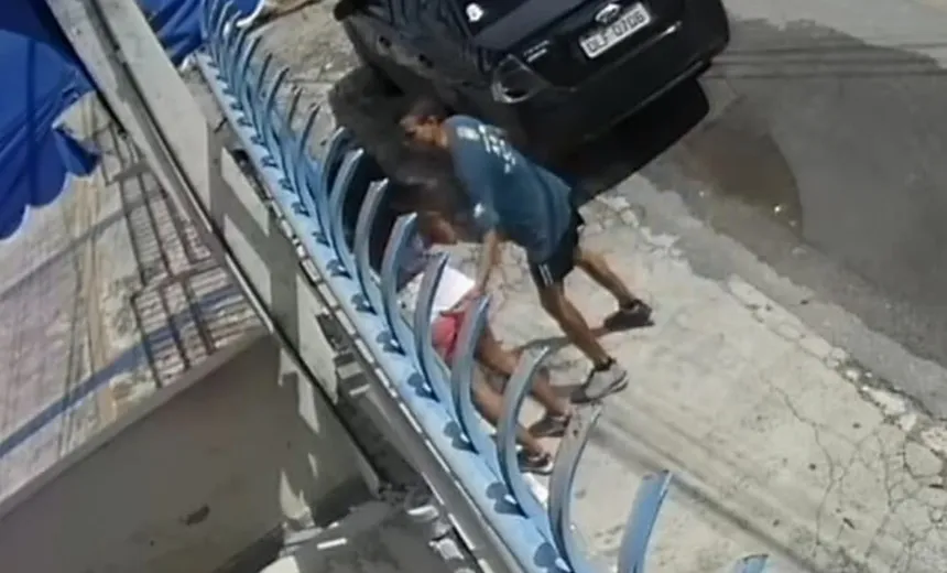 Câmera flagra homem passando a mão em bunda de jovem na rua em Pernambués; veja