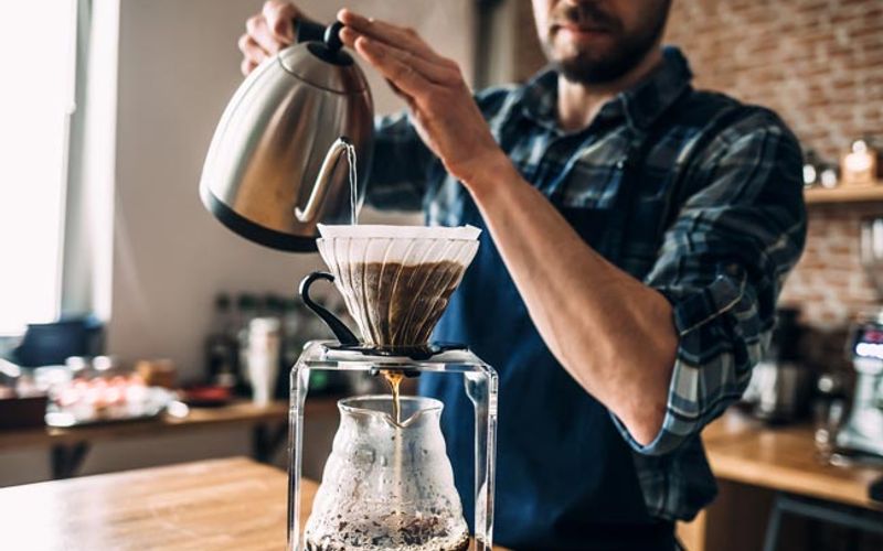 A identifica&ccedil;&atilde;o de um caf&eacute; puro pode ser feita atrav&eacute;s de m&eacute;todos visuais, sensoriais e at&eacute; testes caseiros simples/Foto: Reprodu&ccedil;&atilde;o