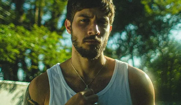 Chay Suede surge com visual diferente e fãs especulam novo personagem; "parece o Ayrton Senna"