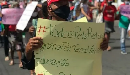 Baianos vão as ruas em ato "fora Bolsonaro"; manifestantes relatam que morador tentou jogar pedra