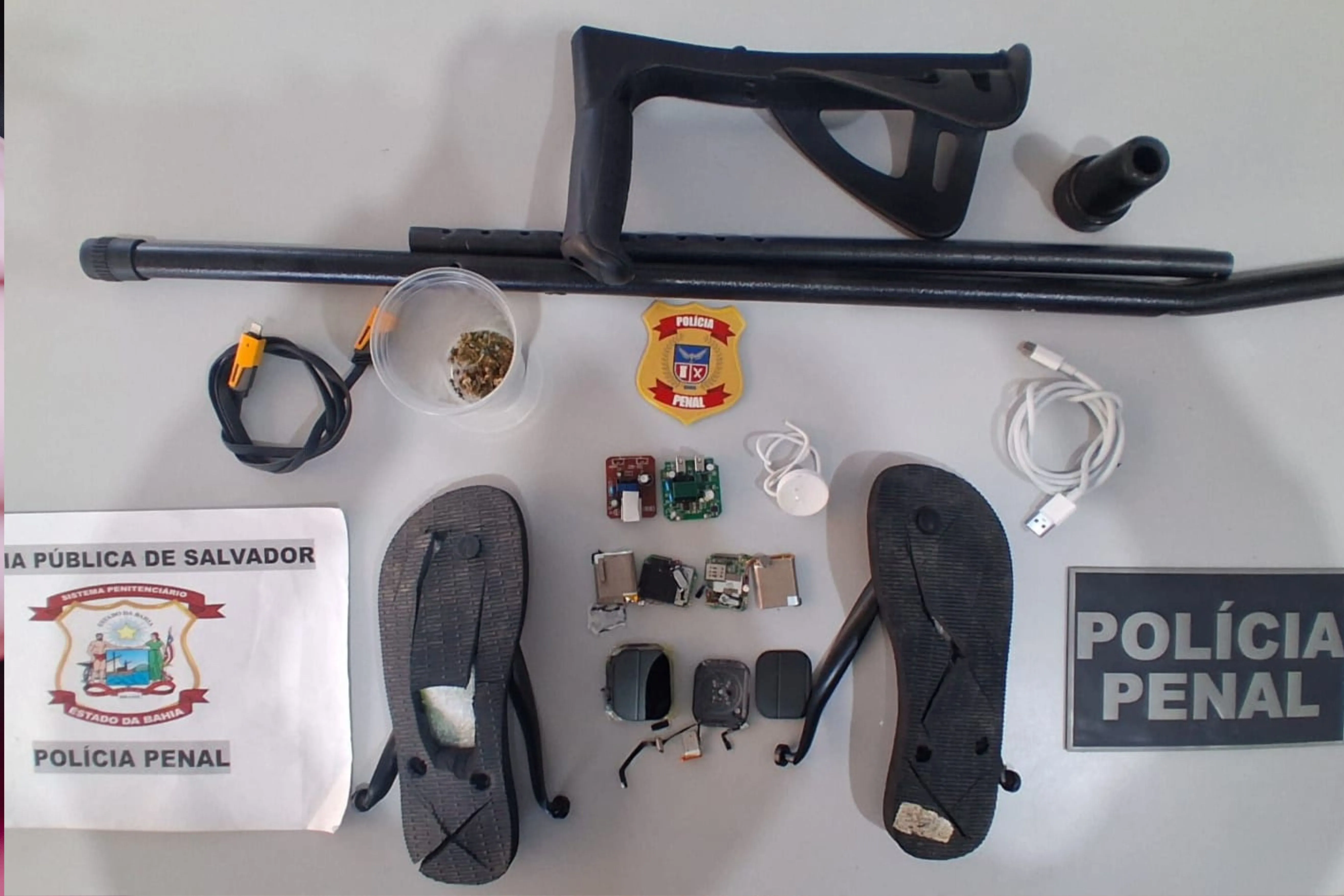 Mulher é pega com drogas e eletrônicos em muleta e chinelo na Cadeia Pública