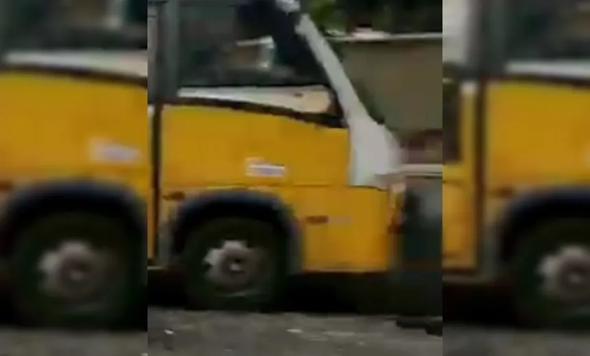 Assista: mulheres são assaltas em ponto de ônibus no bairro Itapuã, em Salvador.