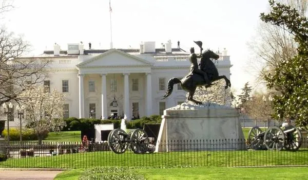 Homem que já trabalhou com 11 presidentes dos EUA e aparece no livro de Obama morre com coronavírus
