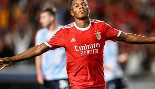  Com gol de David Neres, Benfica atropela Dínamo de Kiev em Lisboa e carimba vaga na fase de grupos da Champions
