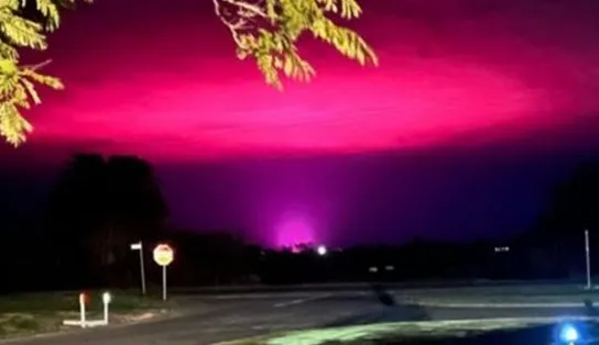 Clarão rosa no céu em cidade da Austrália revela uma fazenda secreta de maconha; moradores pensaram que era um apocalipse