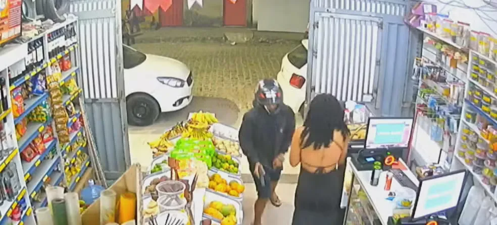 A mulher saiu do mercado e o suspeito atira mais vezes na vítima 
