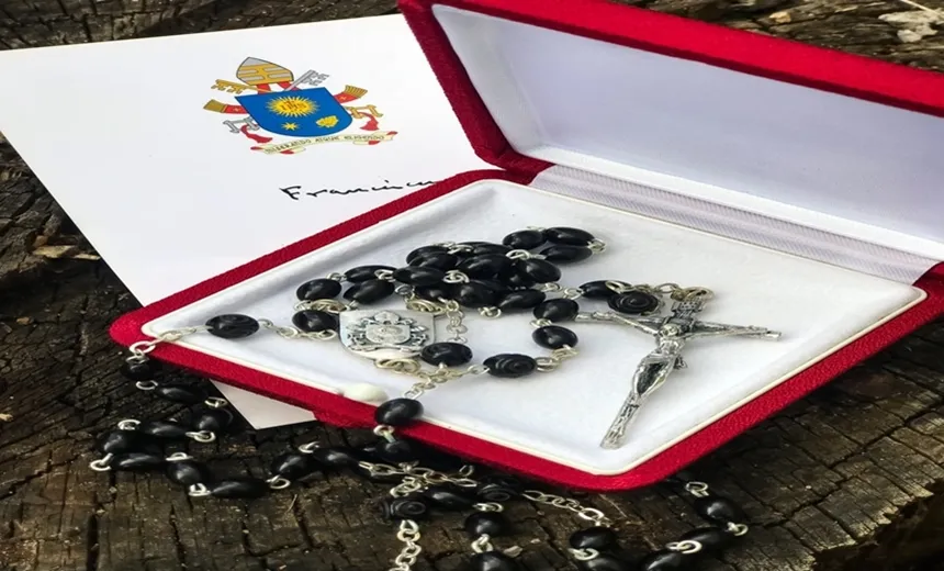 Ex-presidente Lula recebe presente do papa Francisco na sede da Policia Federal