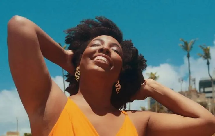 Empreendedora baiana cria revista para inspirar mulheres negras; assista à reportagem