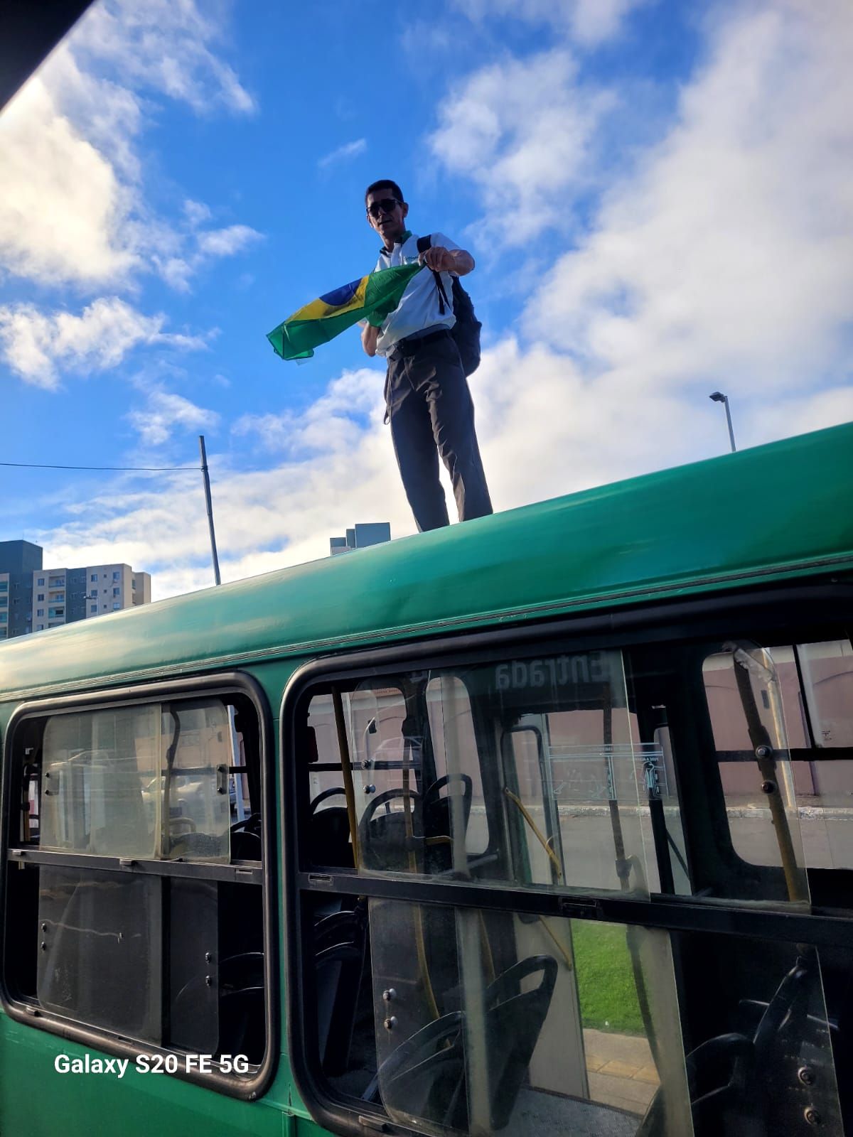 Rodovi&aacute;rio De Salvador Realiza Protesto Em Cima De Um &Ocirc;nibus Nas Proximidades De Narandiba, Em Salvador