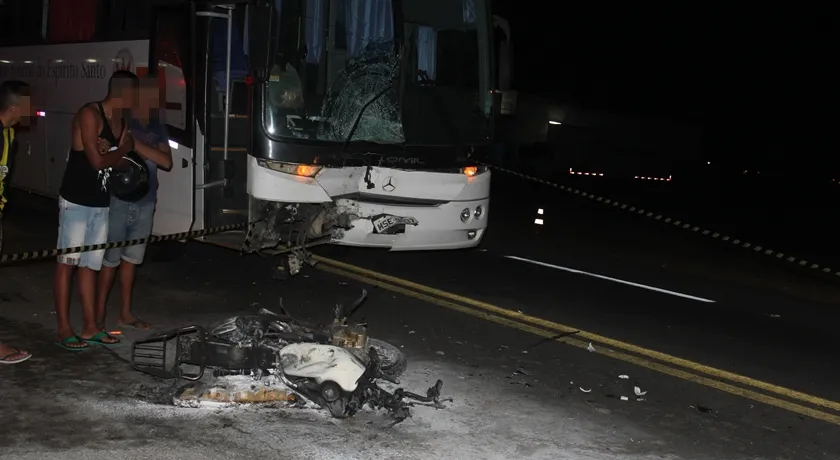 Colisão entre moto e ônibus deixa um morto na BR-116, em Poções