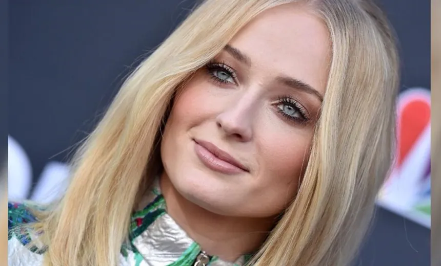 Atriz de Game of Thrones mostra ‘caneta de maconha’ sem querer ao vivo e se desespera