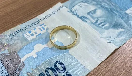 Pesquisa aponta que homens brasileiros fazem "caixa 2" e guardam dinheiro para gastar com amantes