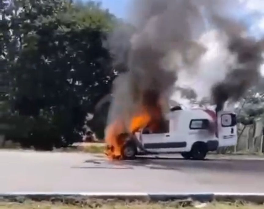 Ambulância Pega Fogo Em Plena Br 101 E Assusta Motoristas Na Bahia