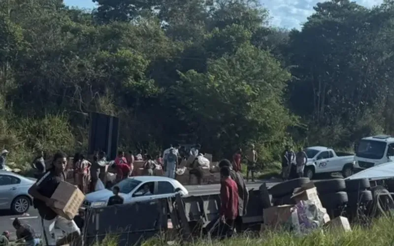 De acordo com a Pol&iacute;cia Rodovi&aacute;ria Federal (PRF), o acidente provocou lentid&atilde;o no tr&acirc;nsito da regi&atilde;o/Foto: Leitor/Aratu On&nbsp;