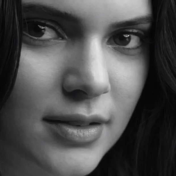 Kendall Jenner mostra o bumbum em nova campanha e faz topless