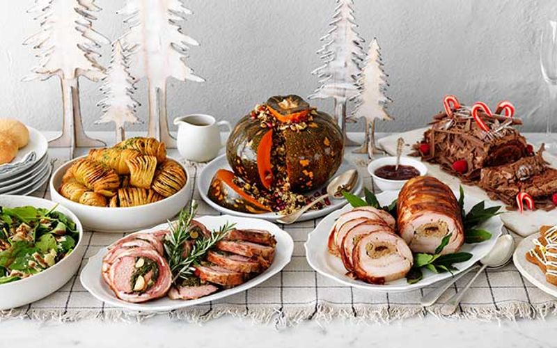 Para servir a ceia de 2025 de forma criativa, a tend&ecirc;ncia principal &eacute; trocar o jantar formal por experi&ecirc;ncias interativas e visuais que promovam a conex&atilde;o entre os convidados/Foto: Reprodu&ccedil;&atilde;o&nbsp;