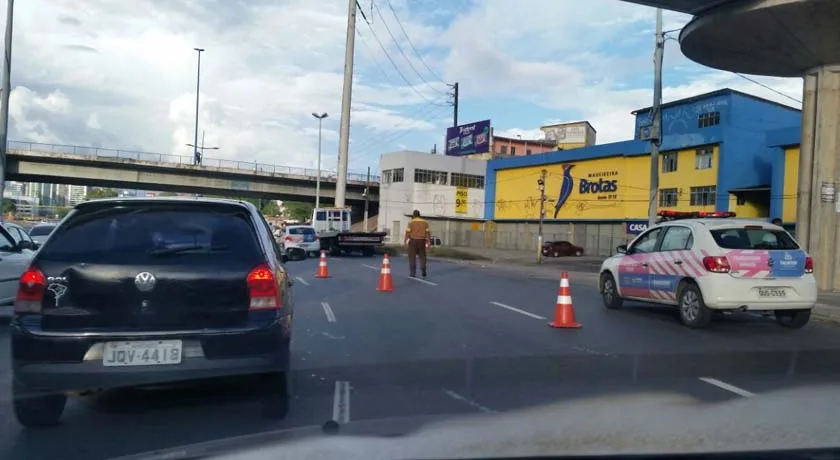Motorista perde o controle de veículo que cai de viaduto na região do Iguatemi