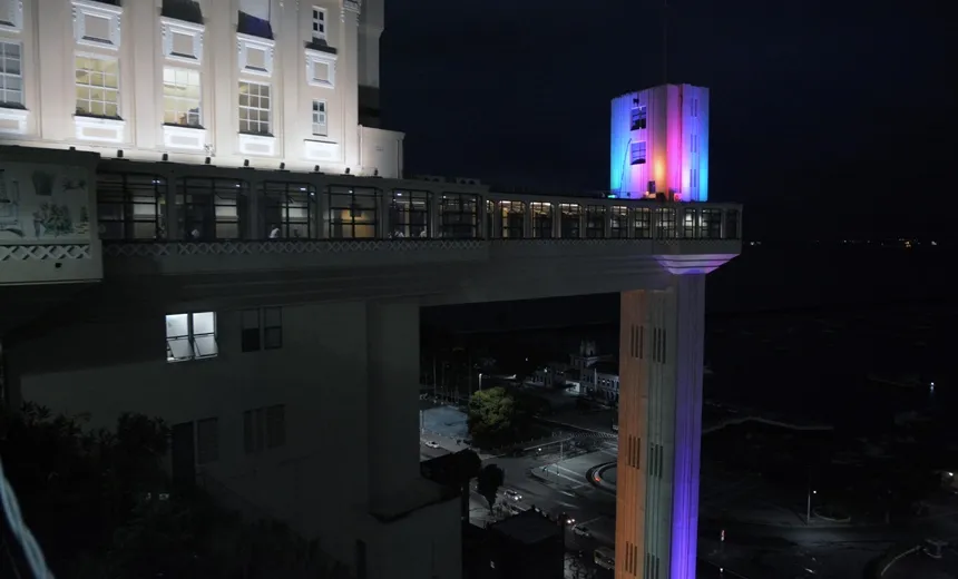 Elevador Lacerda recebe iluminação nas cores da bandeira LGBT neste domingo