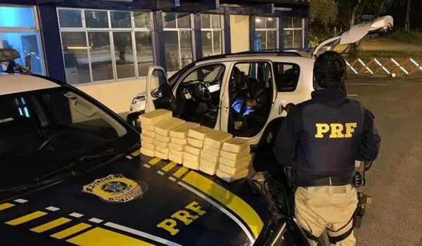 Casal é preso com 40 quilos de pasta base de cocaína escondidos em veículo; carga está avaliada em R$ 5 milhões  