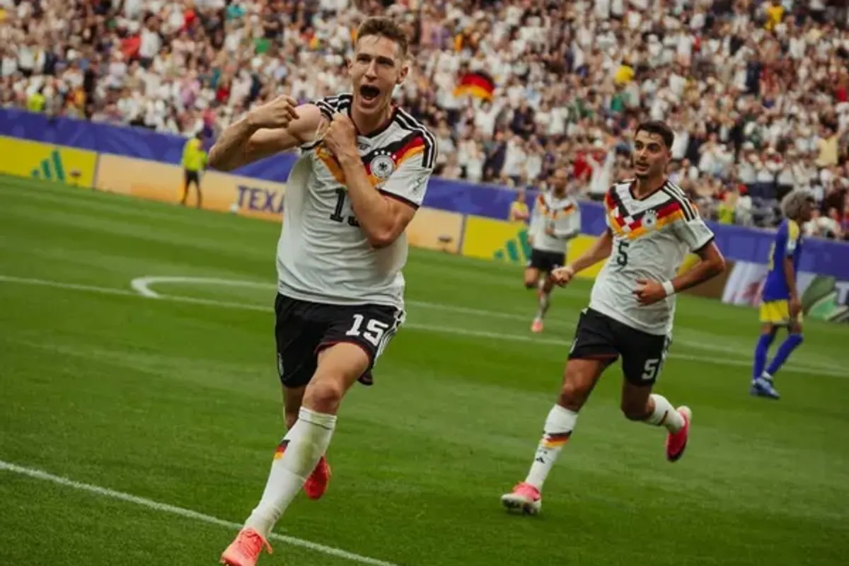 Schlotterbeck vibra ap&oacute;s fazer gol da Alemanha. Do Al&iacute;vio. Foto: Divulga&ccedil;&atilde;o | Dfb