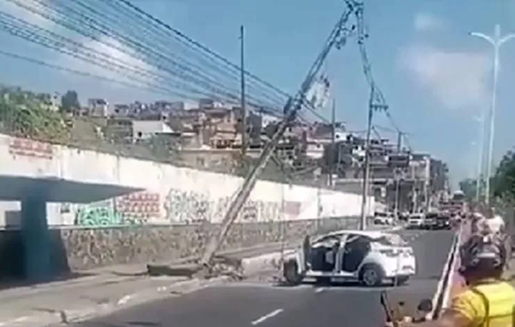 Colisão deixa poste inclinado na Avenida Suburbana; vídeo