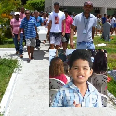 Menino de 7 anos encontrado morto em córrego é enterrado em Camaçari