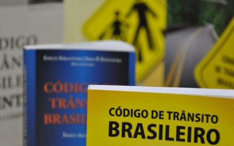 O Código de Trânsito Brasileiro (CTB) é a legislação que regulamenta o trânsito de veículos, pessoas e animais nas vias terrestres abertas à circulação no Brasil/Foto: Reprodução