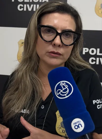 Na foto delegada Zaira Pimentel, durante coletiva de imprensa sobre a morte de Léo Lanches
