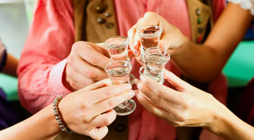 Veja como comemorar o Dia da Cachaça. Foto: Freepik 