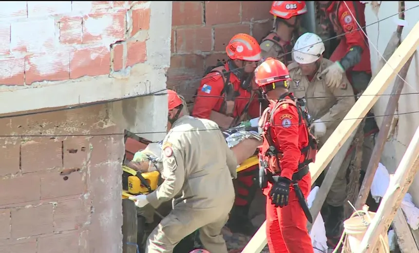 Após quatro horas, bombeiros resgatam as duas vítimas de desabamento no Rio de Janeiro