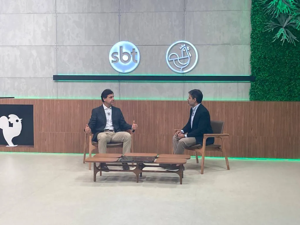 Presidente da Ademi participa do Linha de Frente e conhece estúdios da TV Aratu