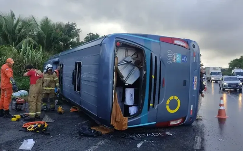 O &ocirc;nibus transportava trabalhadores de Salvador para o Polo Industrial de Cama&ccedil;ari/Foto: Leitor/Aratu On&nbsp;