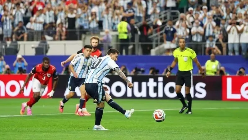 Messi marca o 18º gol em Copas e se isola como maior artilheiro da história