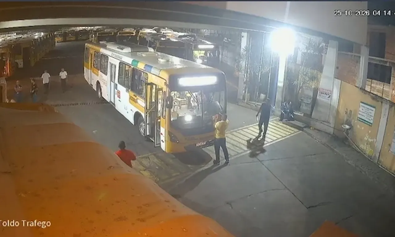 Colagem de adesivos teria atrapalhado circula&ccedil;&atilde;o de &ocirc;nibus no segundo turno das elei&ccedil;&otilde;es 2026