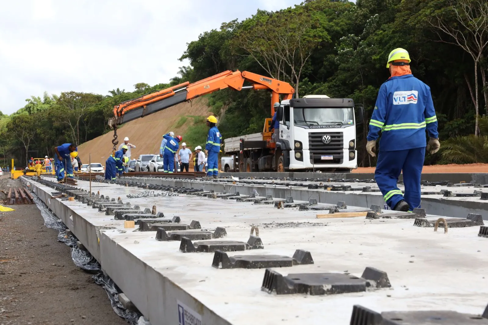 Obras do VLT de Salvador avançam com trilhos definitivos no Trecho 2