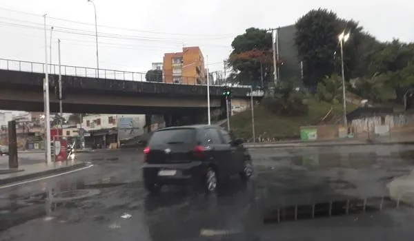 Tempo chuvoso provoca alagamentos em importantes vias de Salvador