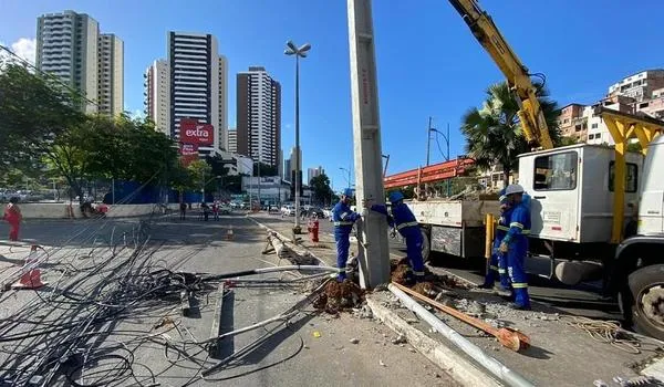 Remoção e troca de poste derrubado por caminhão deixa trânsito lento na Avenida Vasco da Gama