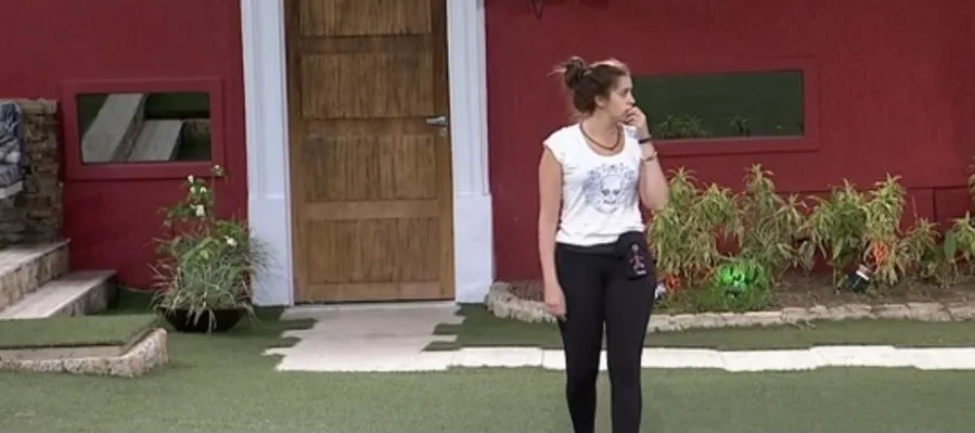 BBB15: Tamires ameaça se matar e tenta deixar a casa